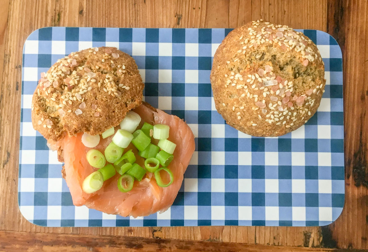 Keto pistolets met gerookte zalm