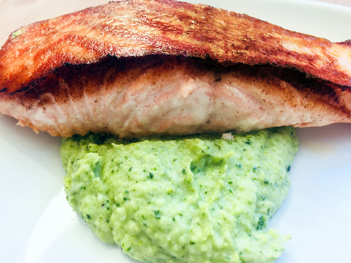 Gebakken zalmfilet met broccolipuree