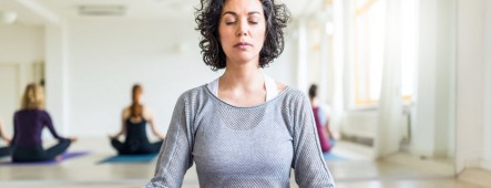 Yoga als therapie bij kanker kan leiden tot minder bijwerkingen en ontstekingen en verbetert het mentale welzijn.