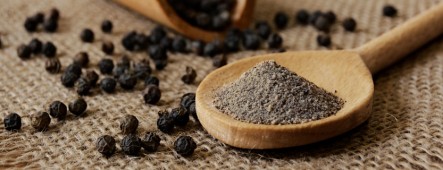 Piperine (uit zwarte peper) helpt de reactivering van kankercellen te blokkeren, zonder schade toe te brengen aan gezonde cellen. 
