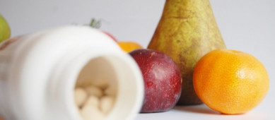 Fruit en een potje met een multinutriëntencomplex